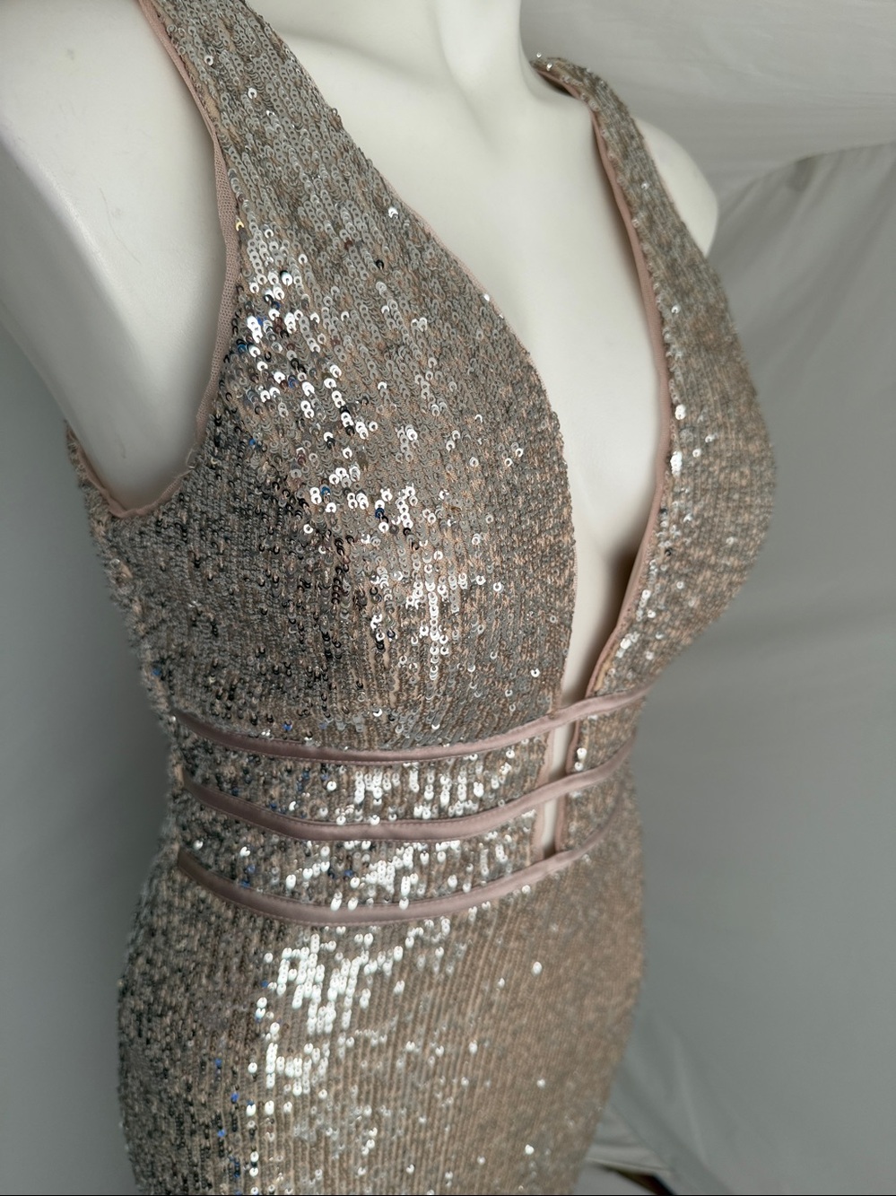 Xscape gold sequin plunge neckline evening gown 10 - Picture 3 of 12
